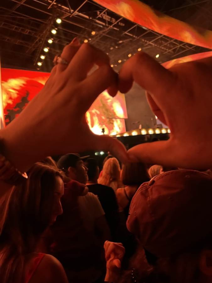 heart hands, stage lights
