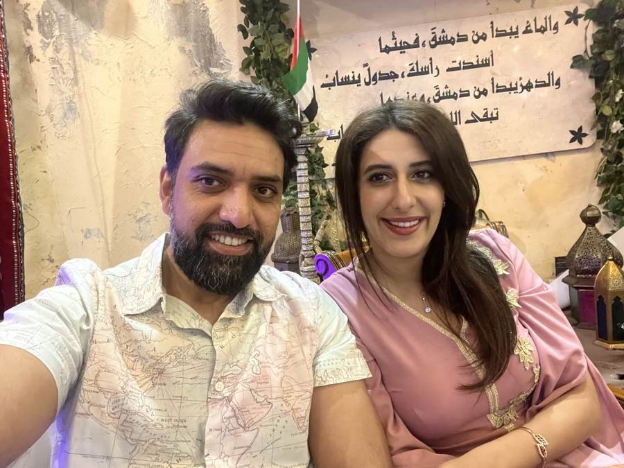 majlis selfie, pink kaftan