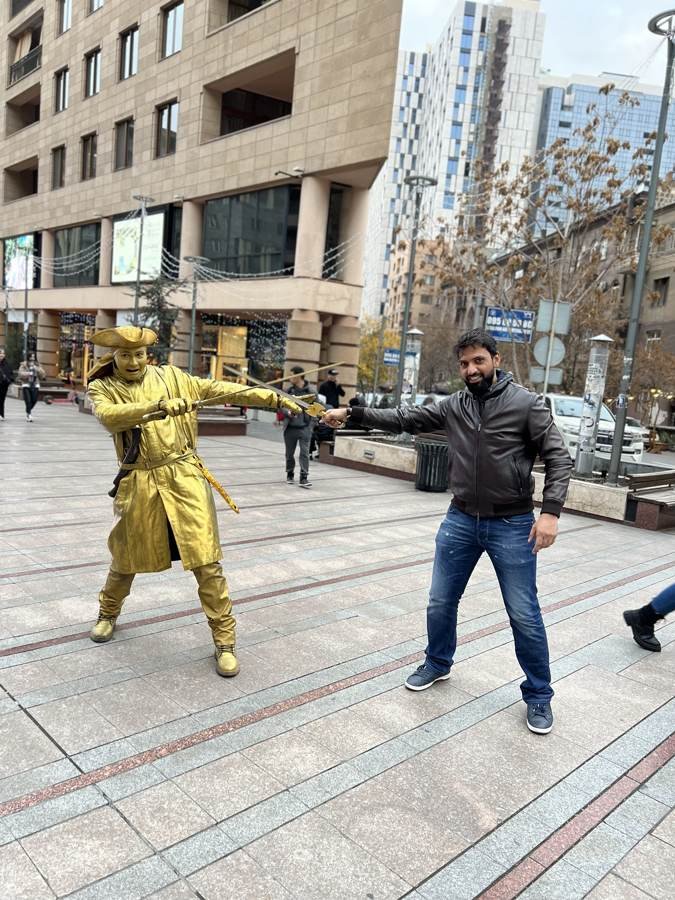 Sami crosses swords with a golden statue